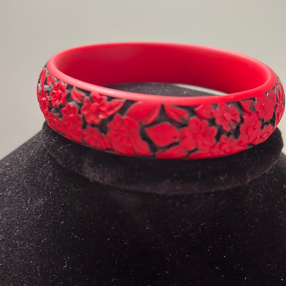 Br25. Black and red flower bangle.